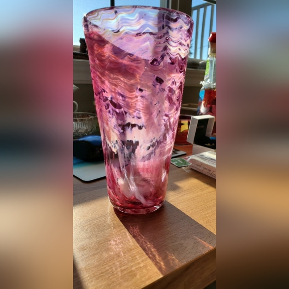 Handblown Pink and White Wavy/Swirl Art Glass Vase Signed - Picture 15 of 16